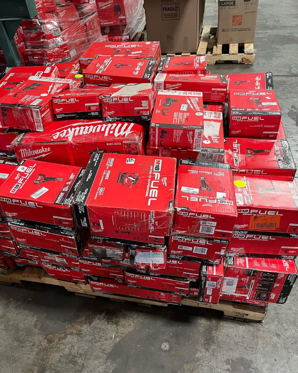 200 UNITS MILWAUKEE TOOLS PALLET